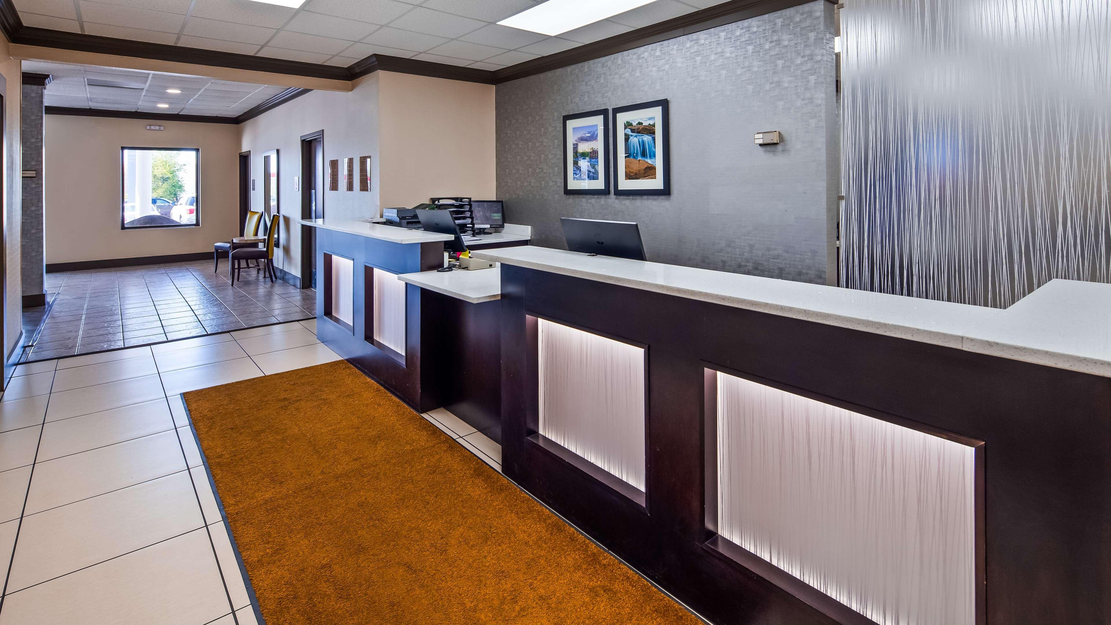 Best Western Greenville Airport Bagian luar foto