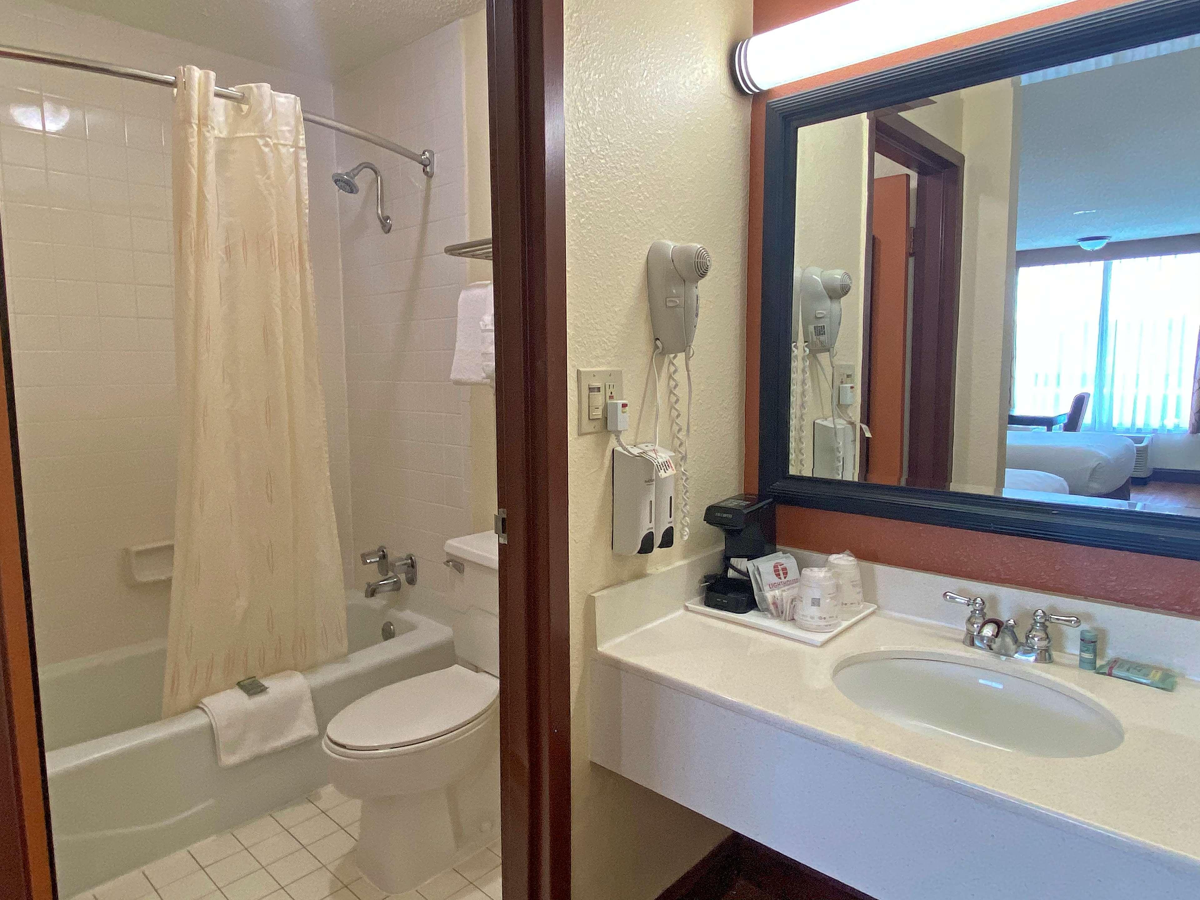 Best Western Greenville Airport Bagian luar foto